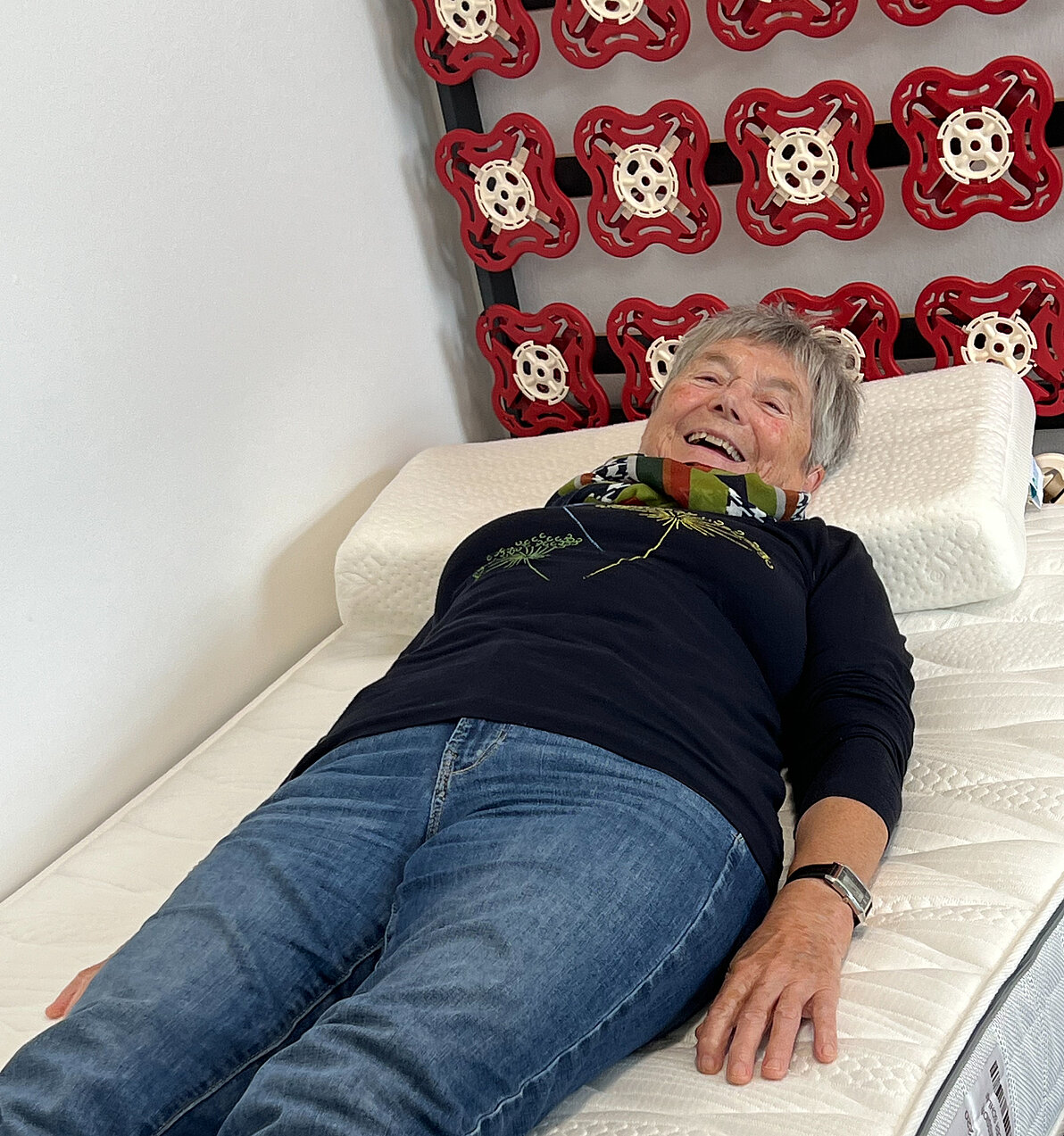 Frau liegt