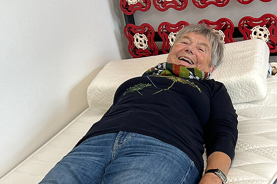 Frau liegt