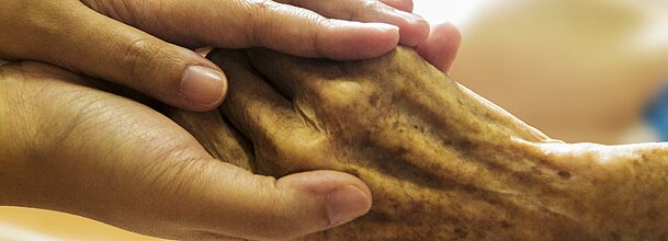 Sujet_Haende_Hospiz_Pflege_Sterbehilfe_CtruthseekerPixabay