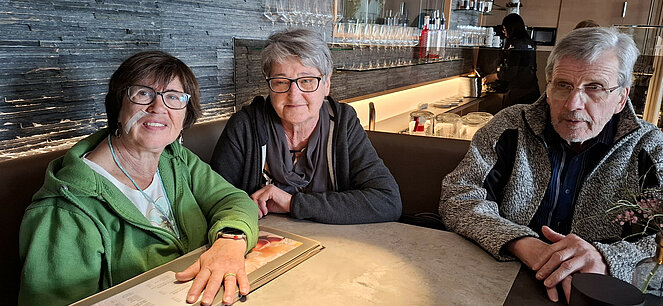 Kaffeehaus, 2 Frauen, 1 Mann lachend