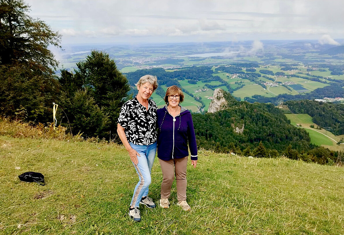 2 Frauen lächeln in Kamera