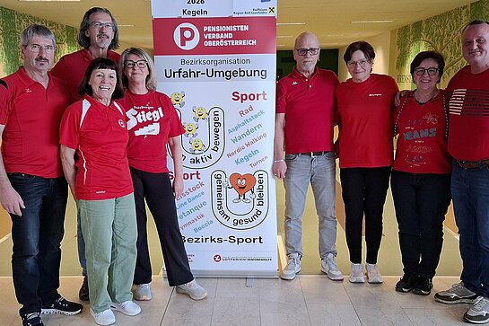 Zwei Kegelmannschaften: Vier Damen und vier Herren 