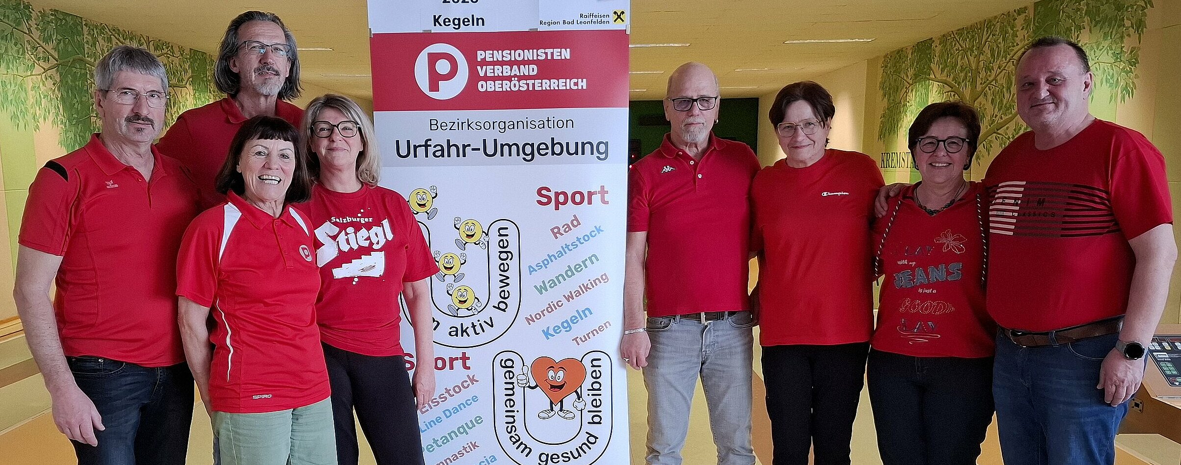 Zwei Kegelmannschaften: Vier Damen und vier Herren 