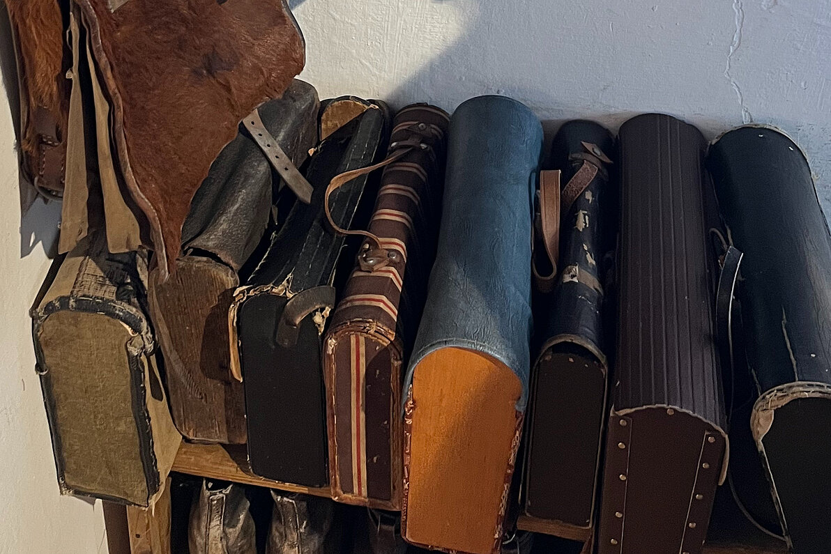 Mädchenkittl und alte Schultaschen