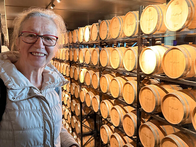 Lachende Frau vor der Whisky-Reifungskammer