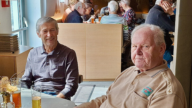 Kaffeehaus - zwei ältere Männer sitzend