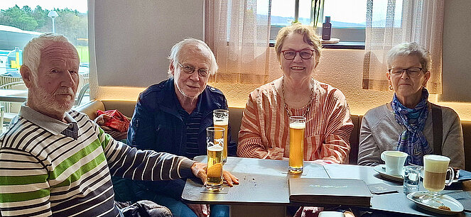 Kaffeehaus - 2 ältere Männer, 2 ältere Frauen sitzen gemütlich