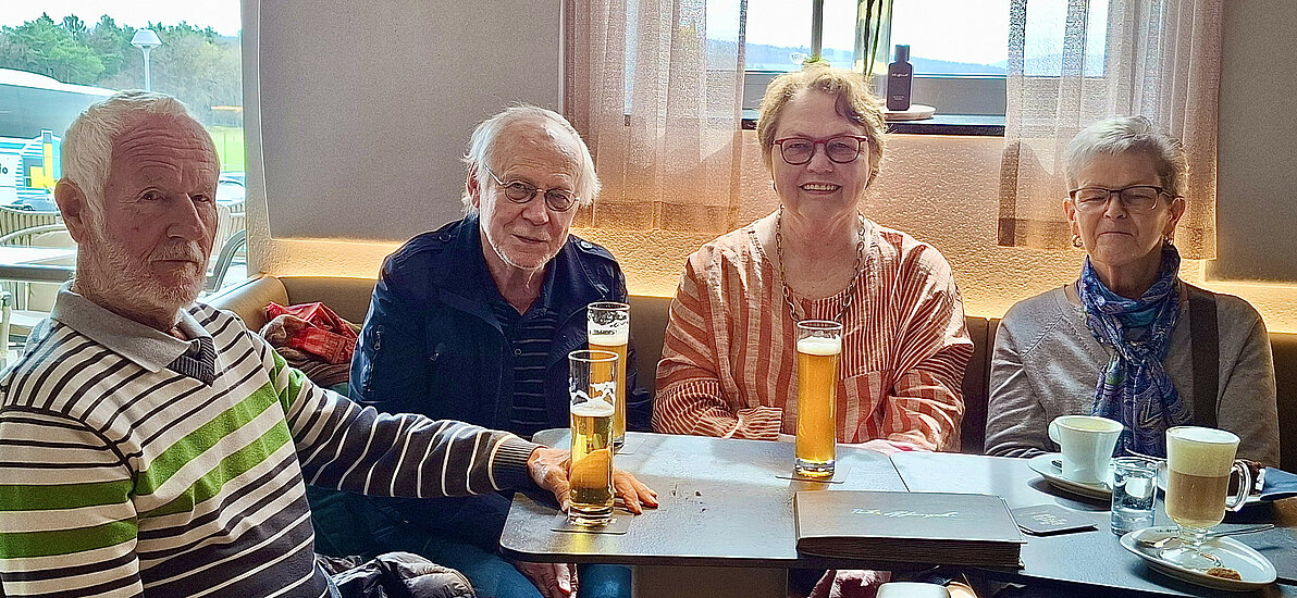 Kaffeehaus - 2 ältere Männer, 2 ältere Frauen sitzen gemütlich