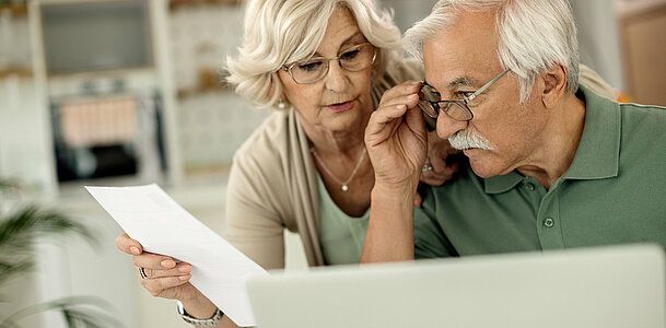 Sujet_Pensionen_Rechnung Eine ältere Dame und ein älterer Herr betrachten ein Schriftstück.