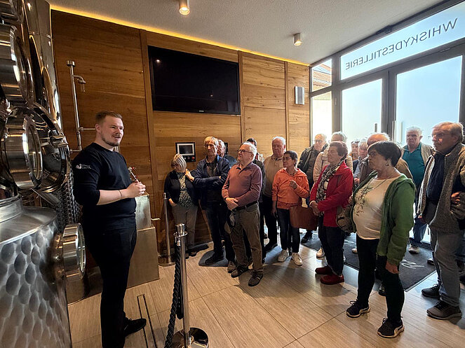 Vortragender erklärt das Destillieren