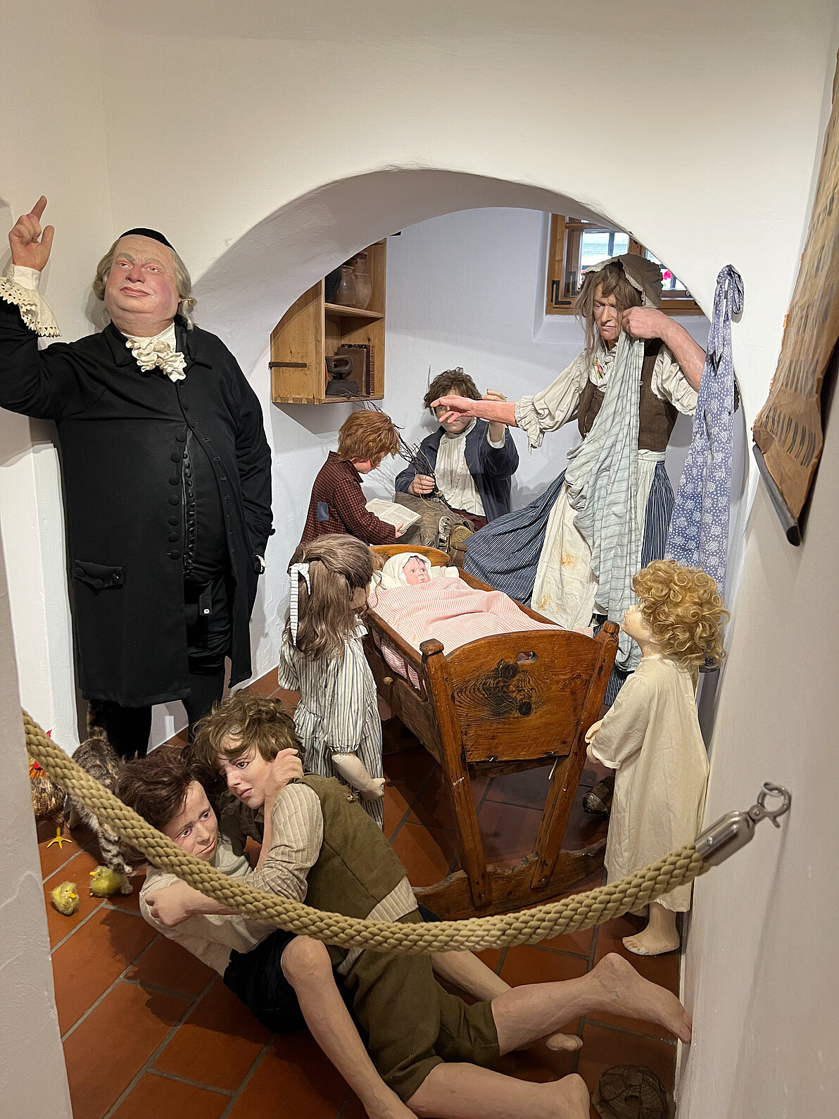 Viele Personen in kleinem Zimmer