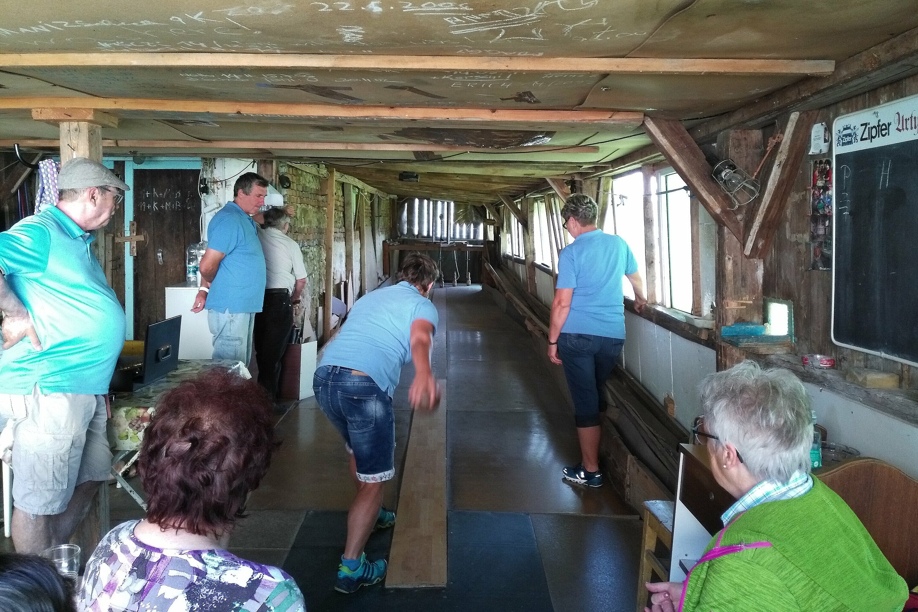 Ladenbahn mit Personen