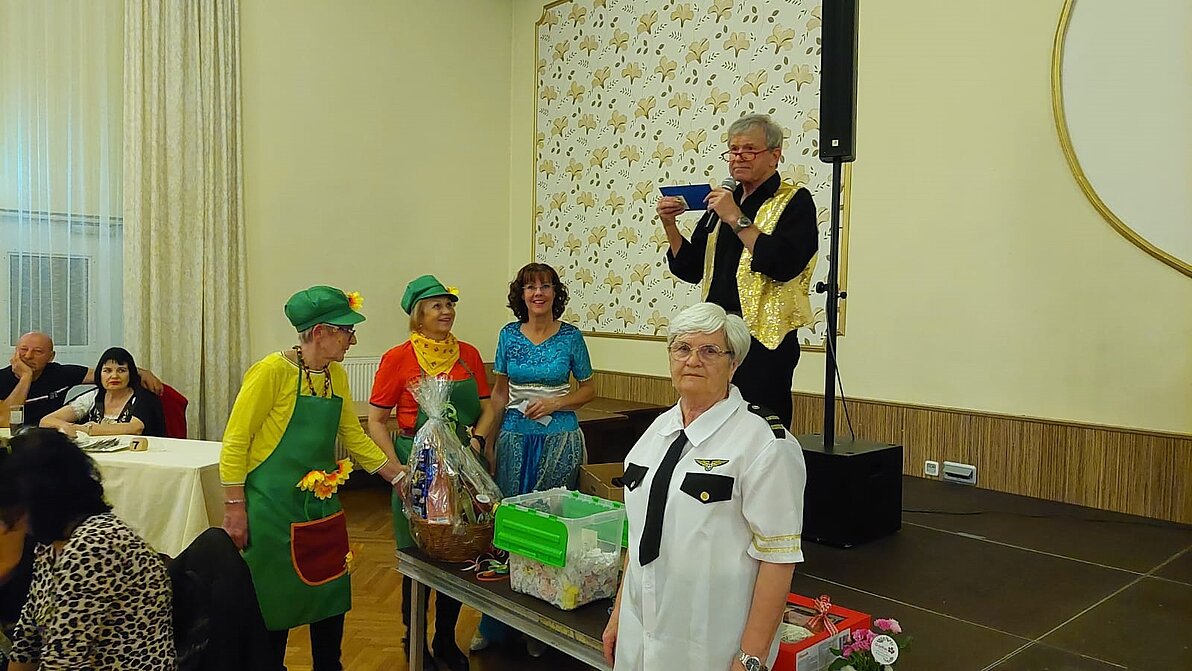 Spannung bei der Kundgabe der Gewinner:innen