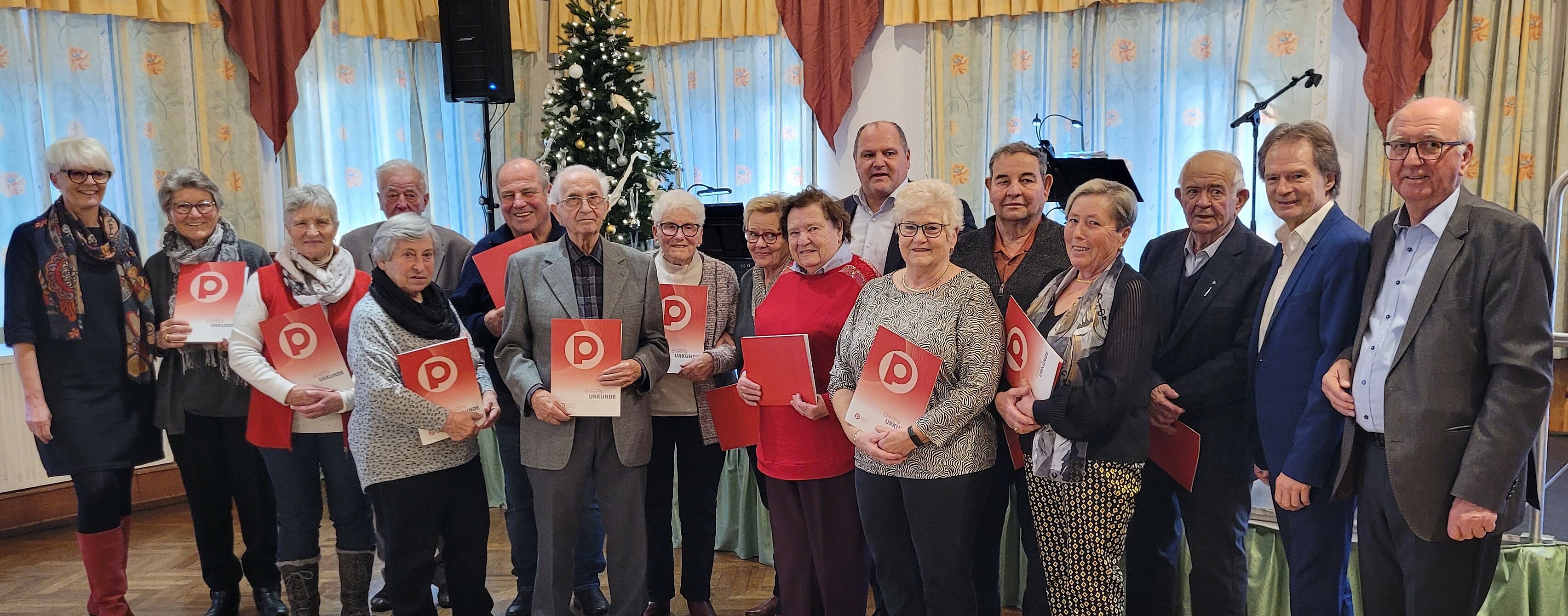 Die Geehrten der OG Ybbs-Umgebung bei der Jahresabschlussfeier 2023 Die Geehrten der OG Ybbs-Umgebung bei der Jahresabschlussfeier 2023