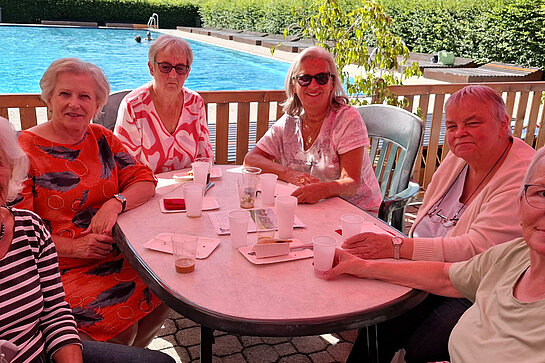 6 Frauen rund um Tisch