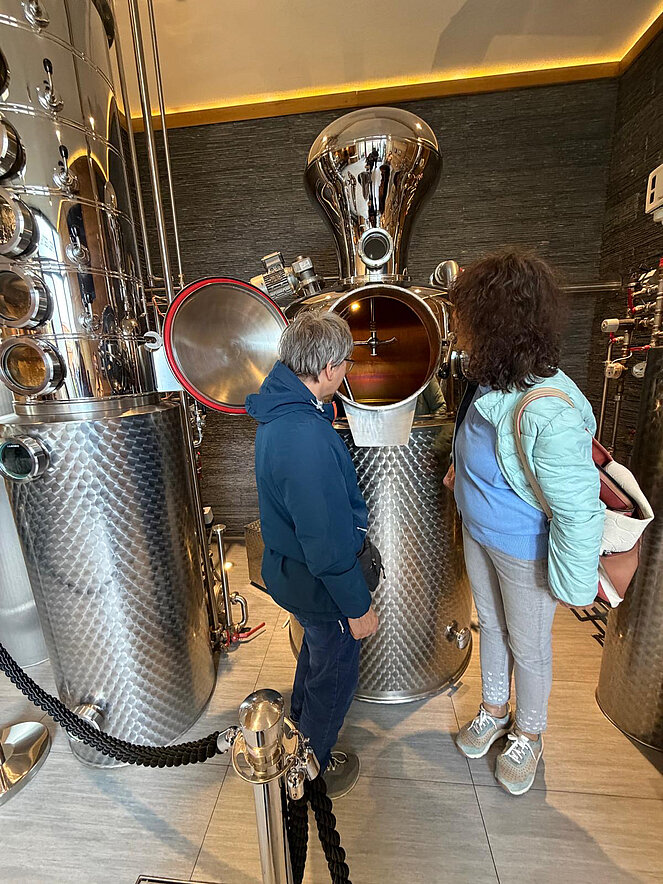 2 Frauen schauen in Öffnung des Maischekessels