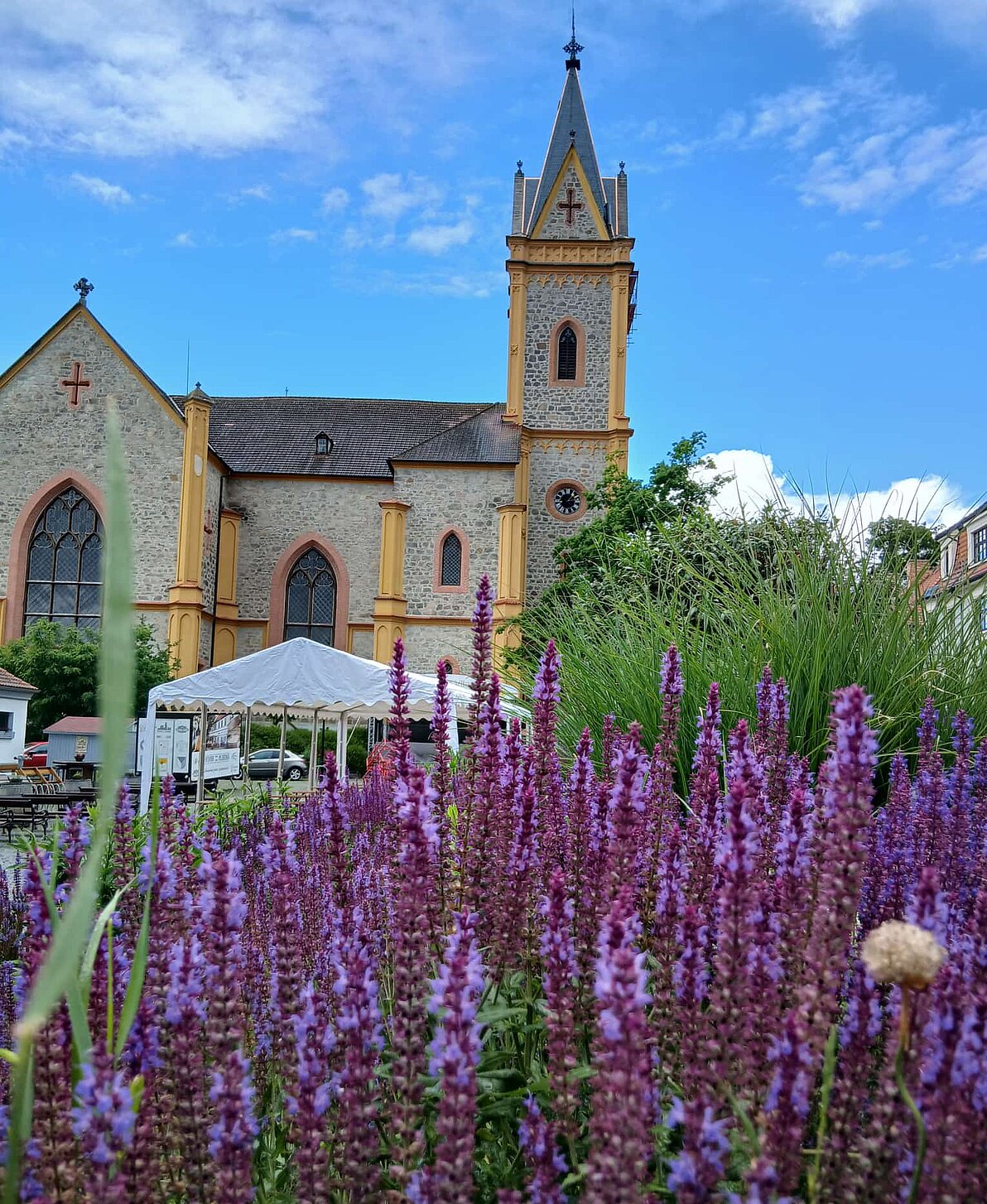 Blumen vor Kirche