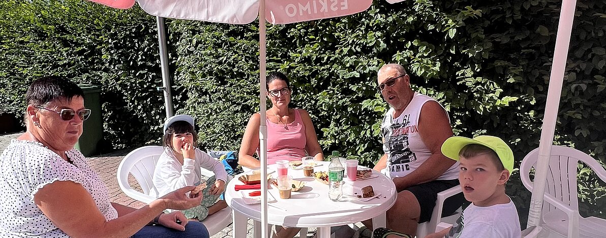 Familie beim Frühstück