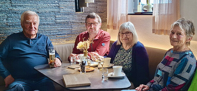 Kaffeehaus - 4 Personen trinken Kaffee