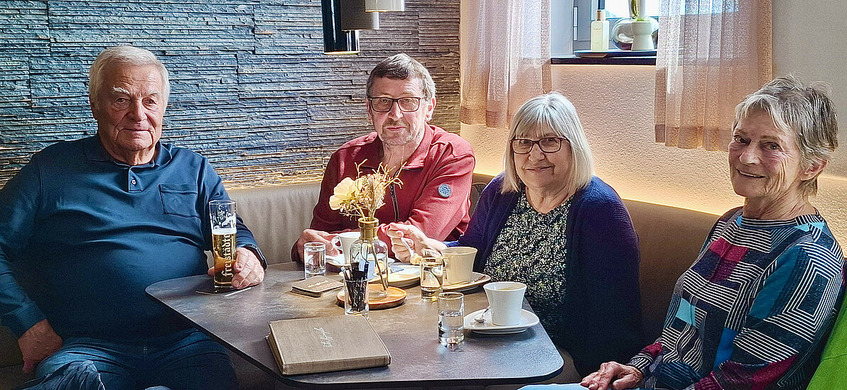 Kaffeehaus - 4 Personen trinken Kaffee