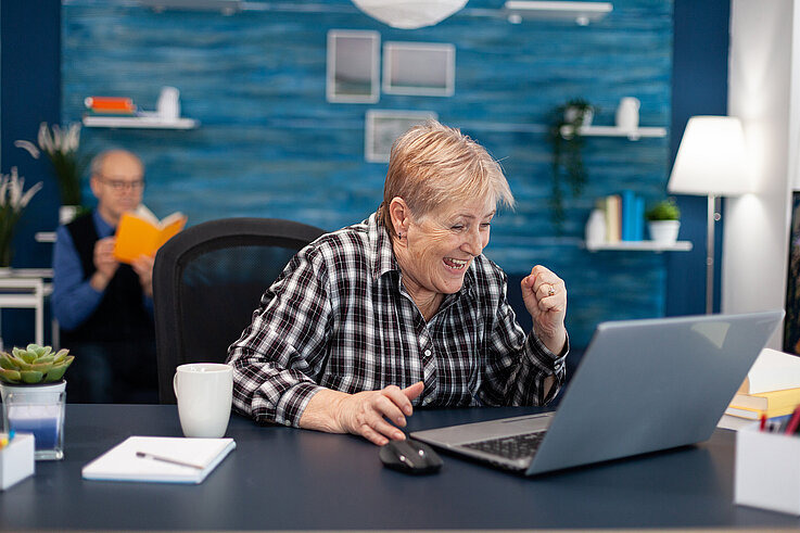 Sujet_Laptop_Computer_Arbeit Excited mature woman celebrating online purchase