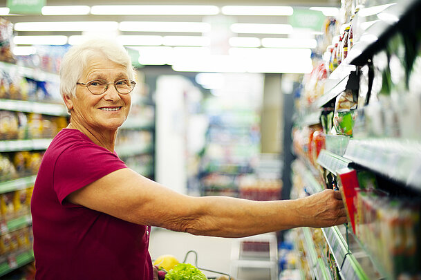 Sujet_Frau_Einkauf_Supermarkt Happy senior woman at supermarket