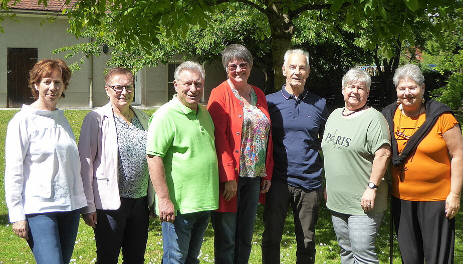 Von links: Ulrike Bauer (Stv. Schriftführer), Silvia Stadelmayer (Schriftführerin), Kurt Bürger (Stv. Ortvorsitzende), Gabriele Pamminger (Ortsvorsitzende), Rudolf Hauzenberger (Stv. Ortsvorsitzende), Karin Bürger (Stv. Kassierin), Franziska Waldhör (Kassierin)