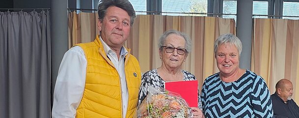 UG0125_NOE_BN_Kottingbrunn_Ehrung_fuer_Rosa_Stagl