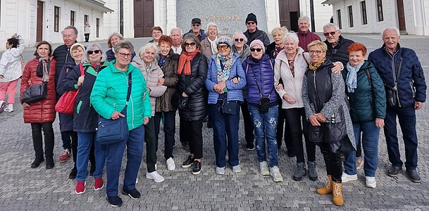 Ausflug Bratislava_Groß-Enzersdorf_ 2025_Ortsgruppe vor Denkmal 