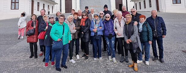 Ausflug Bratislava_Groß-Enzersdorf_ 2025_Ortsgruppe vor Denkmal 