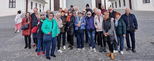 Ausflug Bratislava_Groß-Enzersdorf_ 2025_Ortsgruppe vor Denkmal Ausflug Bratislava_Groß-Enzersdorf_ 2025_Ortsgruppe vor Denkmal
