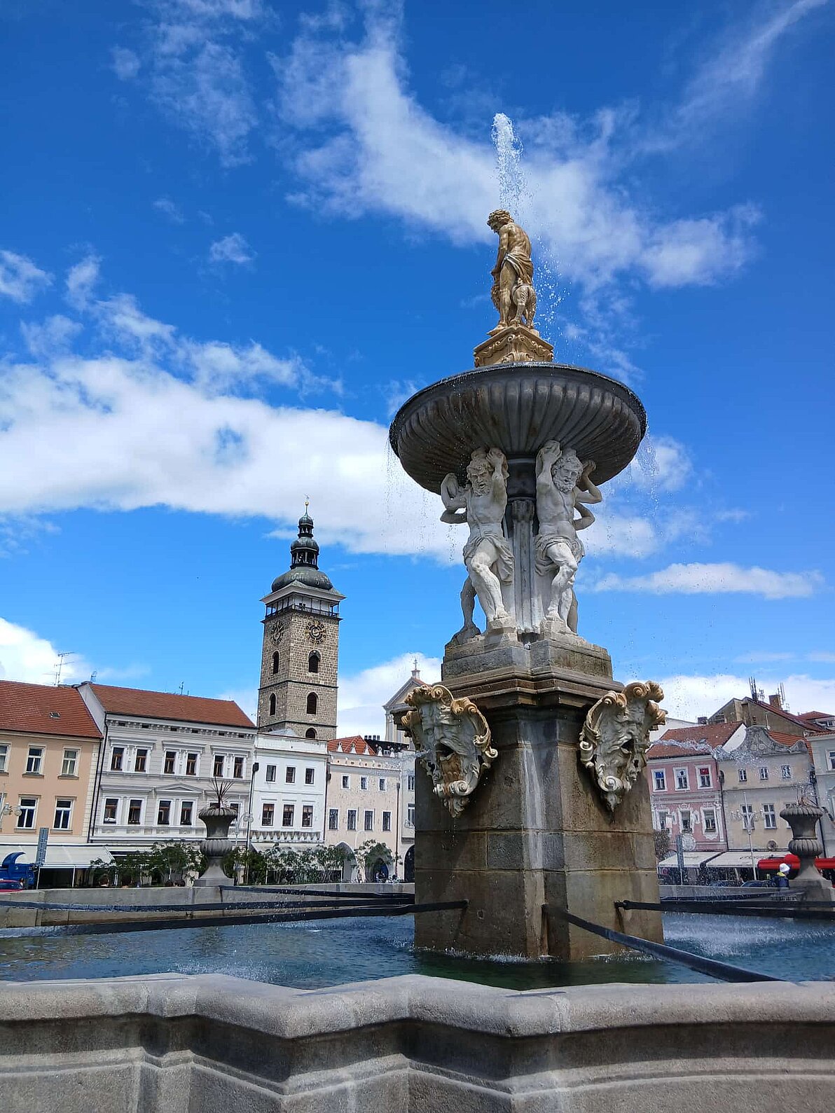Brunnen - Himmel - Historische Bauten