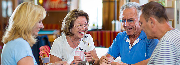 Sujet_Freunde_Spaß_Kartenspielen_Gemeinschaft Senior friends