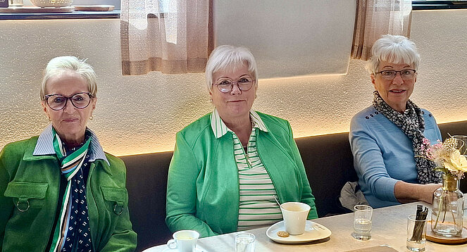 Kaffeehaus - 3 lächelnde ältere Frauen