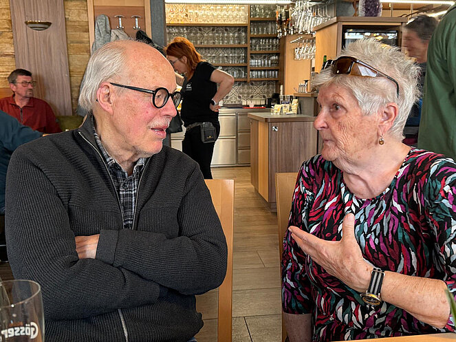 2 Personen diskutieren