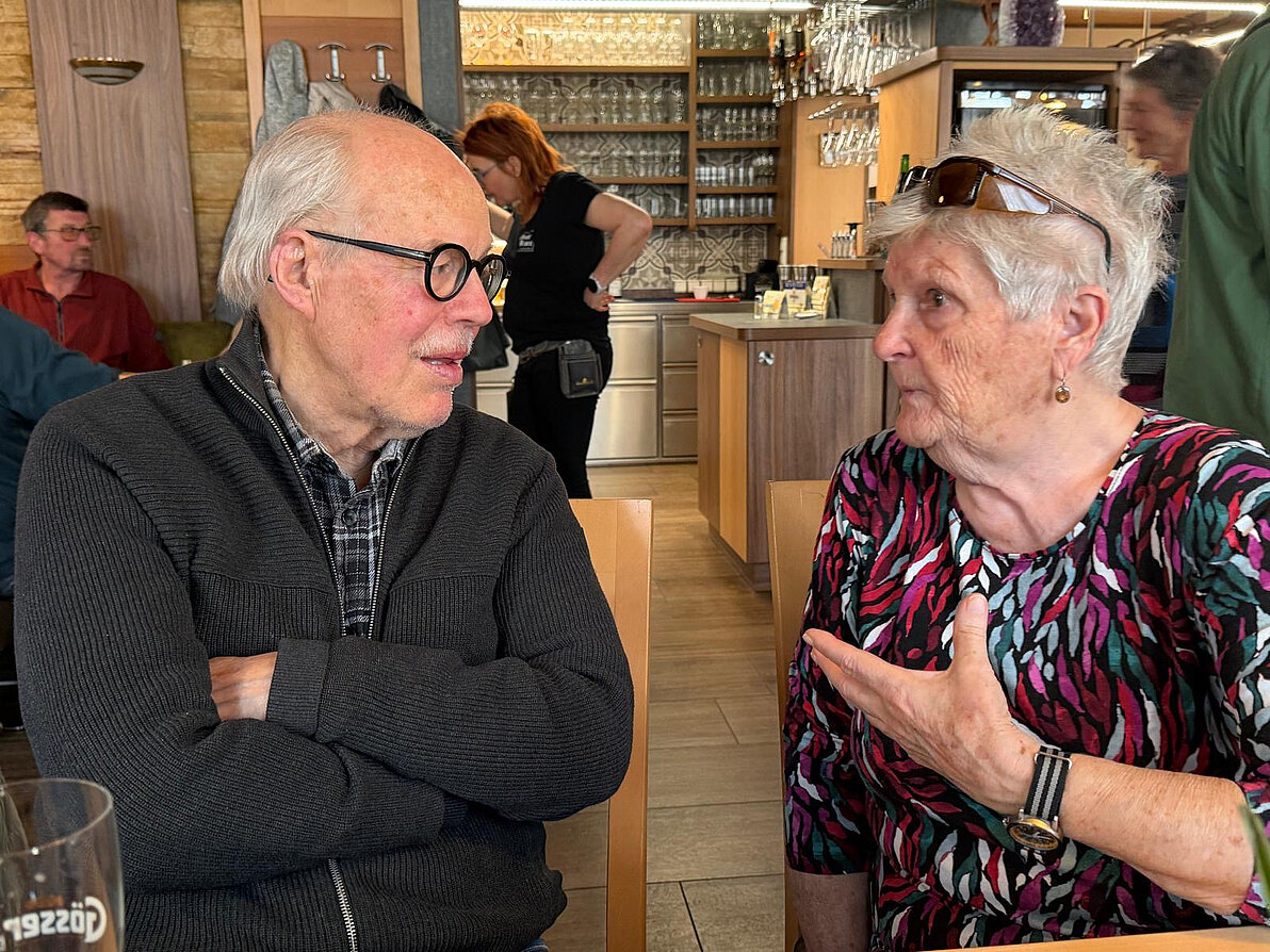 2 Personen diskutieren