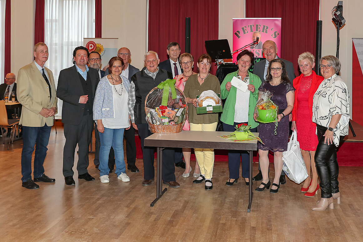 Von link: Franz Schelm, Andreas Hitz, Otmar Stangl, Michaela Schön, Ernst Litschauer, Friedrich Schuh, Landespräsident Dr. Hannes Bauer, Inge Kapeller, Monika Wais, Maria Danninger, Bezirksobmann Leopold Kapeller, Daniela Lenz, Brigitte Endresz, Sabine Draxler