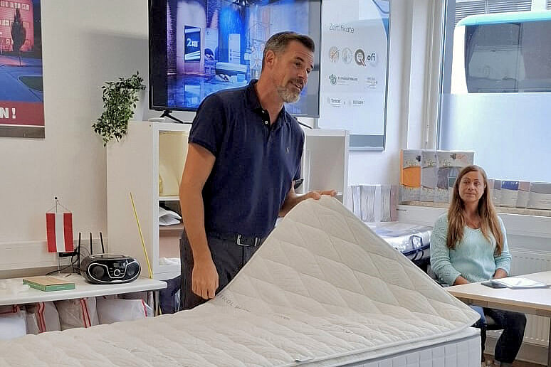 Klaus zeigt Teil der Matratze
