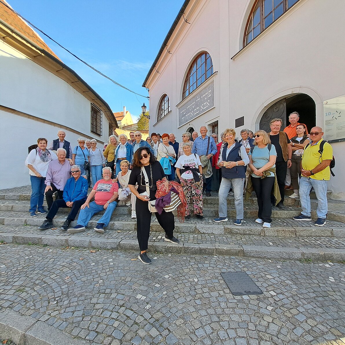 Gruppe vor Synagoge