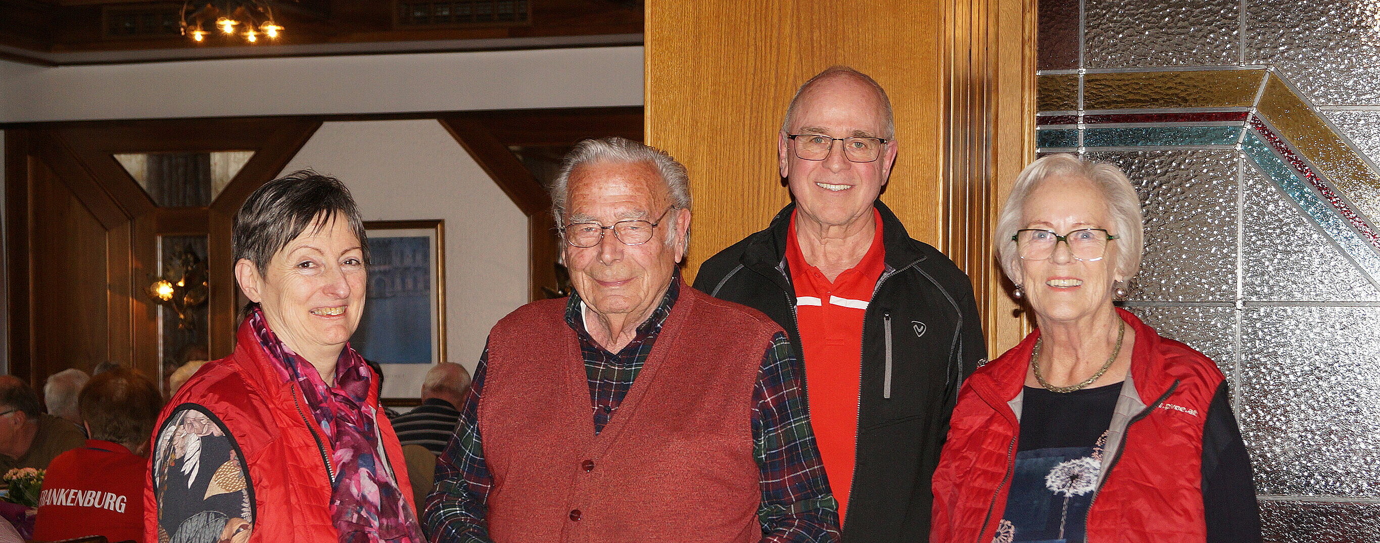 Ehrung des ältesten Teilnehmers Siegfried Gehmair