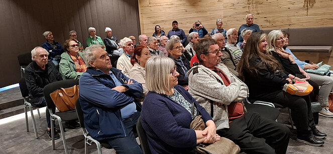 Sitzende sehen sich Film an