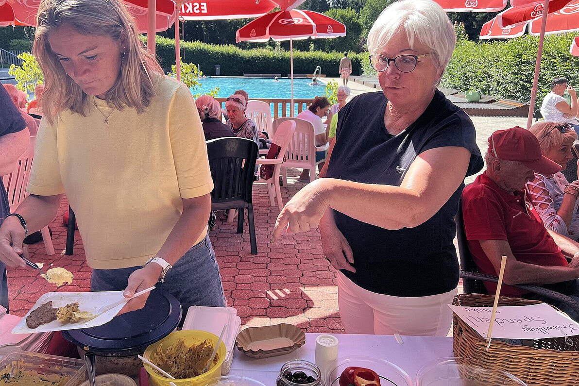 Zwei Frauen am Buffet