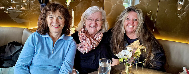 Kaffeehaus, 3 lachende Frauen