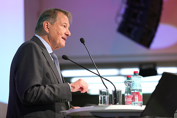 Funktionaere_Kostelka_Peter_Pult_Stehend_Sozialkonferenz