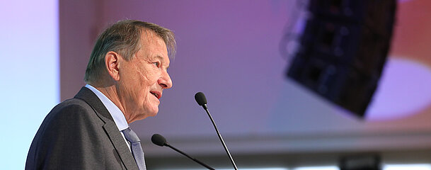 Funktionaere_Kostelka_Peter_Pult_Stehend_Sozialkonferenz