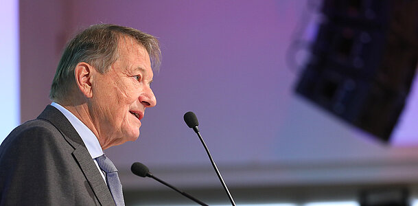 Funktionaere_Kostelka_Peter_Pult_Stehend_Sozialkonferenz