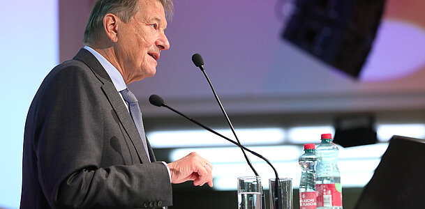 Funktionaere_Kostelka_Peter_Pult_Stehend_Sozialkonferenz