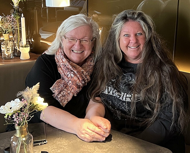 Kaffeehaus, zwei lachende Frauen