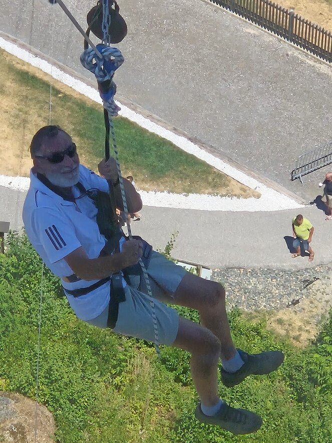 Nur ganz Mutige ziehen ein Seil statt einer Stiege vor