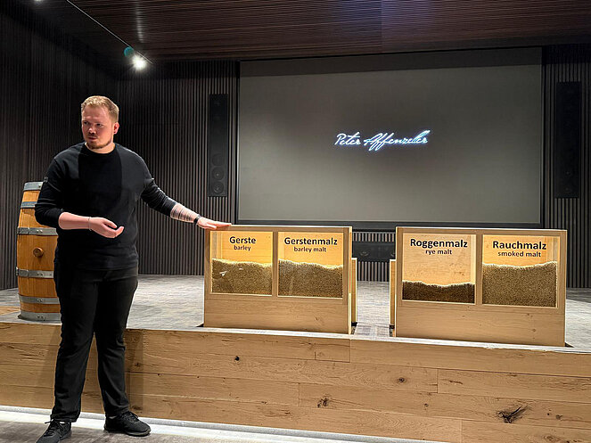 Vortragender zeigt Inhaltsstoffe von Whisky